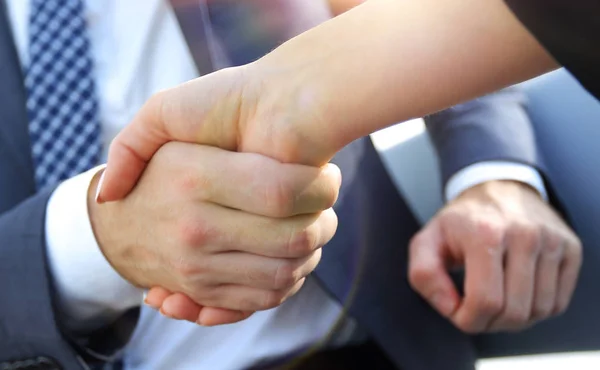 Hombre de negocios estrechando la mano para sellar un trato con su compañero —  Fotos de Stock