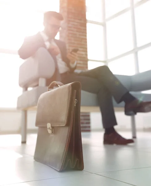 Homme d'affaires assis sur le canapé dans le bureau — Photo