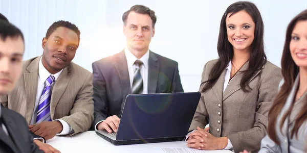 Hombre de negocios y equipo de negocios sentado en el escritorio — Foto de Stock