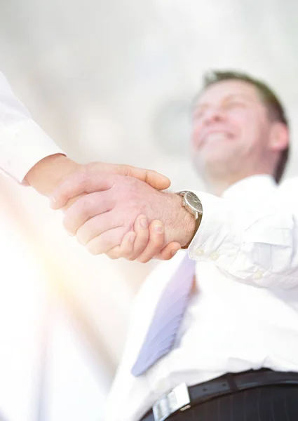 Gente de negocios dándose la mano, terminando una reunión —  Fotos de Stock
