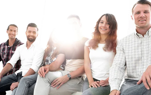 Jóvenes creativos sentados en sillas en la sala de espera — Foto de Stock