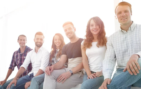 Jóvenes creativos sentados en sillas en la sala de espera — Foto de Stock