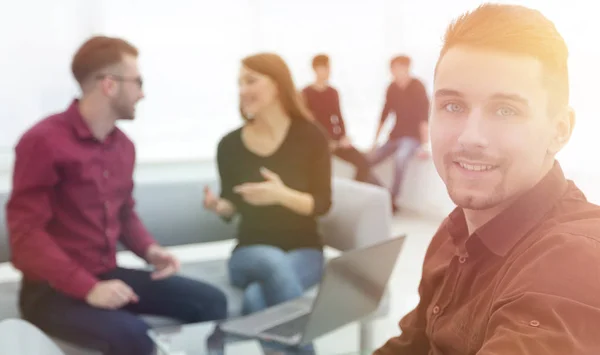 Empleado en el fondo del equipo de negocios — Foto de Stock