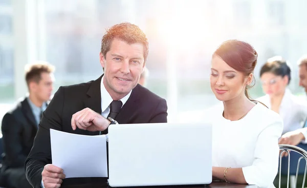 Socios comerciales que trabajan juntos en la oficina — Foto de Stock