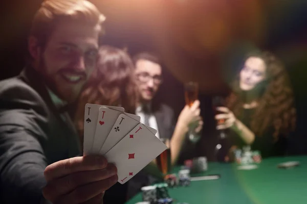 도박꾼 카지노 포커 칩 카드와 테이블에 앉아 있는 사람 (남자) — 스톡 사진