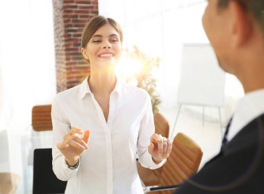 Tarafsız bakış. Tamamen büyümüş. Kendine güvenen genç bir kadın güvenli bir şekilde ilerliyor..