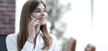 Genç buisnes kadın bir cep telefonu söz.