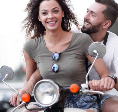 Bir şehirde güneşli bir günde sürme çekici çift