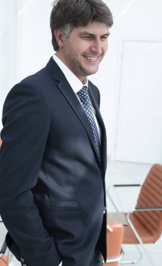 işadamı bir boş ofis zemin üzerine