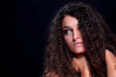 Kadın modeli uzun parlak dalgalı saç modeli ile.