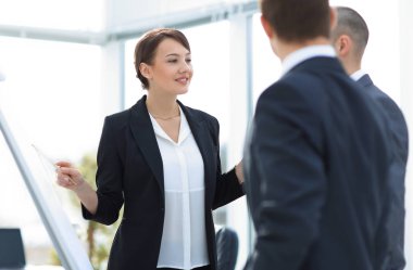 iş kadını iş takım bilgileri flipchart üzerinde gösterilen