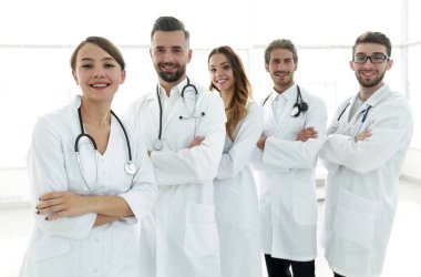 Doktorlar stajyerler başarılı bir grup portresi.