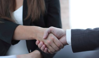 İş el sıkışma, tebrikler veya ortaklık kavramı.