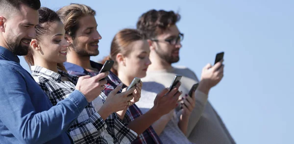 Young people communicating in the social.networks. — Stock Photo, Image