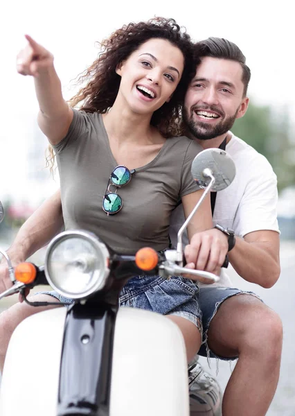 年轻美丽的夫妇骑摩托车城市街道. — 图库照片
