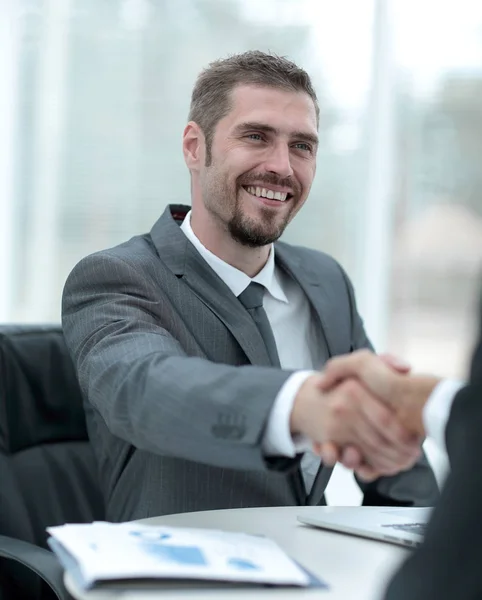 Närbild .handshake av affärspartners ovanför bordet — Stockfoto