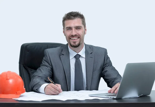 Ingenieur studiert hinter einem Schreibtisch den Entwurf — Stockfoto