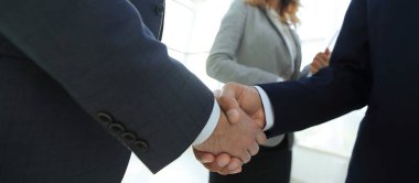 İş adamı tokalaşmasını toplantı odasında kapatın.