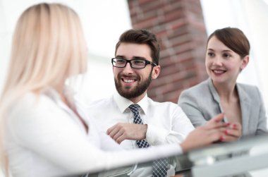 Masa başında otururken konuşurken iş takım.