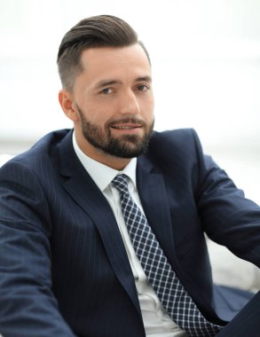 Bir sandalyede oturan başarılı iş adamı.
