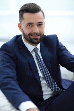 Bir sandalyede oturan başarılı iş adamı.