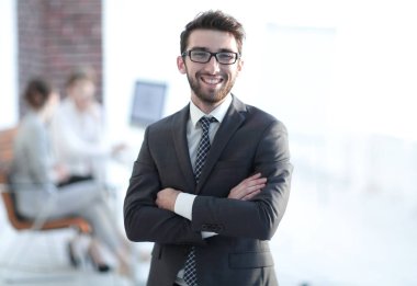 Ofisin arka planında başarılı bir işadamı.