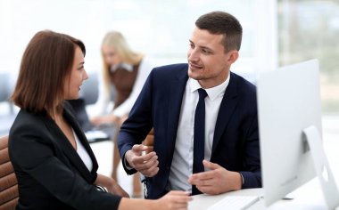 çalışanların ofiste iş sorunları tartışıyor