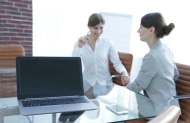 Bir iş adamının bilgisayarında bilgisayar ve akıllı telefon.