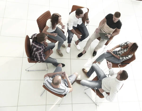 Equipe de negócios sentado na sessão sobre a formação de equipe — Fotografia de Stock