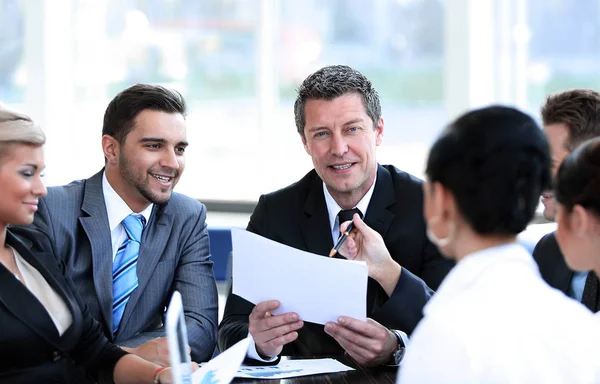 Homme d'affaires et son équipe d'affaires discutant des documents de travail . — Photo