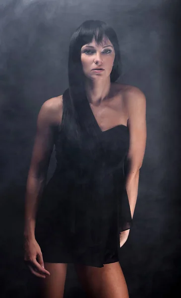 Misterioso retrato de una chica en la oscuridad, en la niebla — Foto de Stock