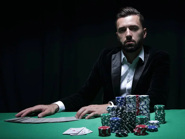 Oyuncu poker masasında. — Stok fotoğraf