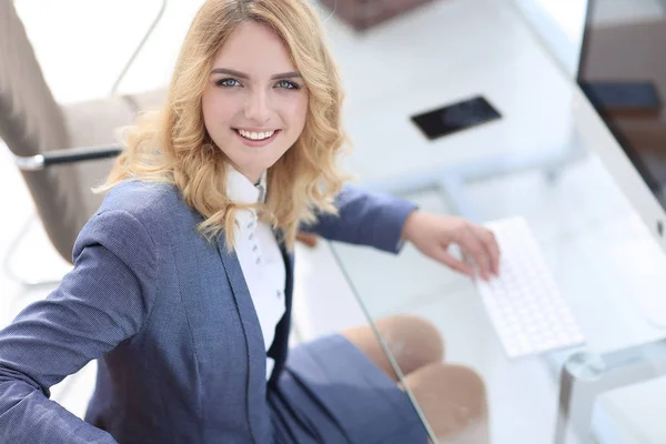 Zakelijke vrouw typen op computer toetsenbord — Stockfoto