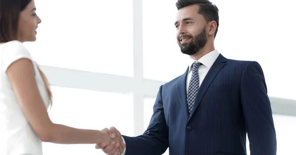 事務所で握手する取引先のイメージ — ストック写真