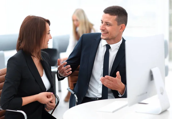 Empleados experimentados discutiendo problemas de negocios  . —  Fotos de Stock