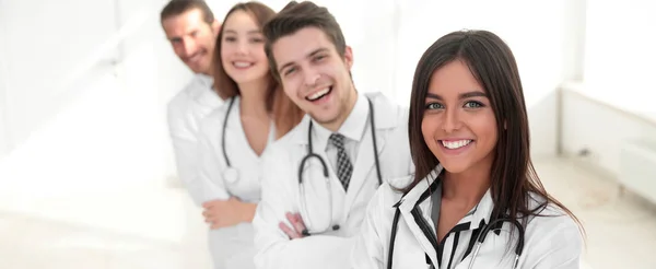 Medico femminile con gruppo di colleghi felici di successo — Foto Stock