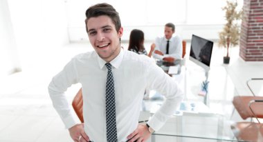 Ofisin arka planında başarılı bir işadamı.