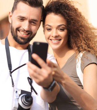 Genç bir çift yazın şehre gelir ve fotoğraf çeker.