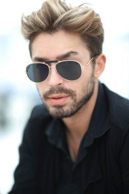 Cep telefonu kullaranarak parkta oturan işadamı