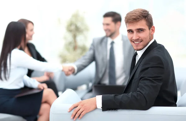 Hombre de negocios de éxito en la oficina en el fondo del equipo de negocios — Foto de Stock