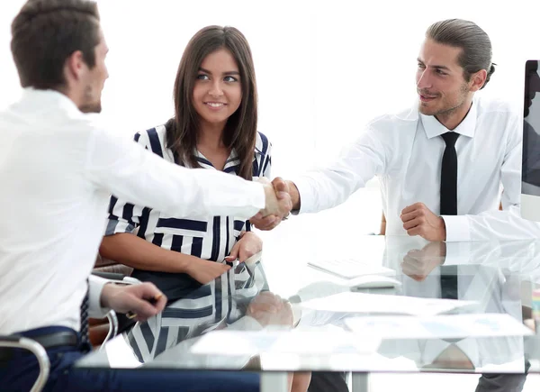 Zakenmensen schudden elkaar de hand, ronden een vergadering af — Stockfoto