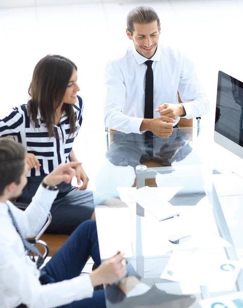 Business man rolls his meeting with the business team — стоковое фото