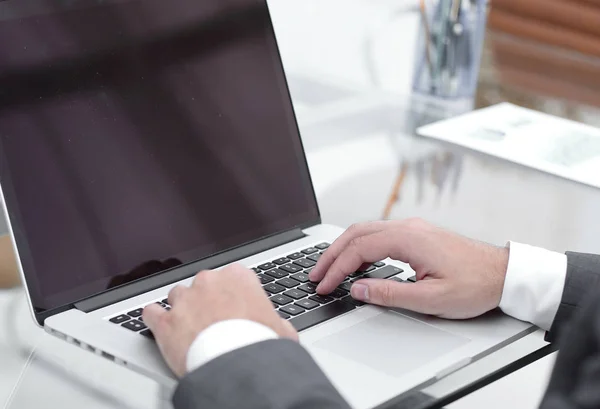 Closeup.businessman digitação no laptop . — Fotografia de Stock