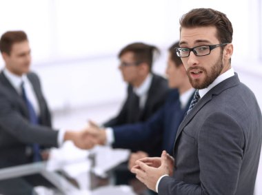 bulanık office arka plan üzerinde gülümseyen iş adamı