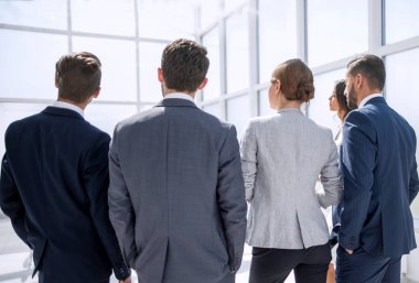 Arka görüntü. İş ekibi kopyalama alanına bakıyor.