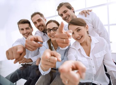 Kapatın. Gülümseyen iş ekibi sizi işaret ediyor.