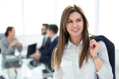 başarılı bir iş kadını ofis ve arka plan üzerinde