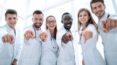 kendine güvenen doktorlar iş arkadaşlarınızla birlikte ayakta