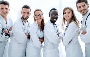 Sağlık ve tıp kavramı - resim genç çekici doktor