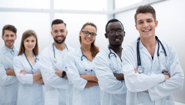 genç doktor kameraya bakıyor